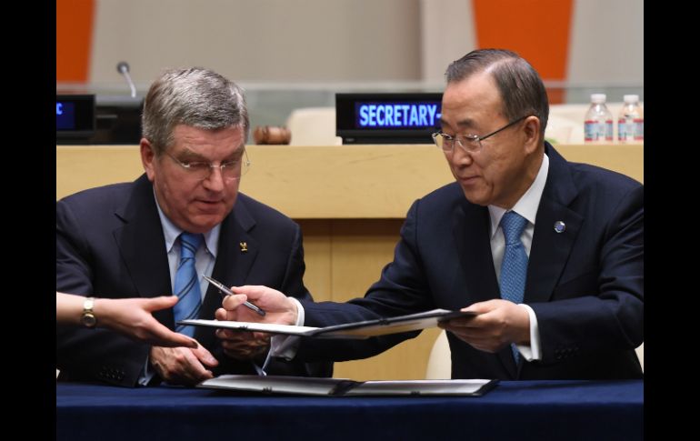 Thomas Bach (i) y Ban Ki-moon firmaron el convenio. AFP /