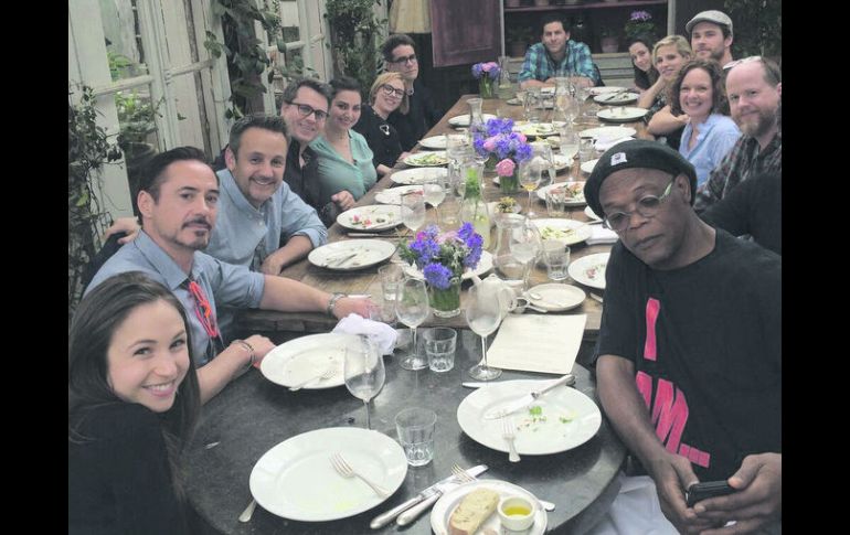 Selfie. La foto de los superhéroes desayunando aparece en la cuenta de @RobertDowneyJr  /