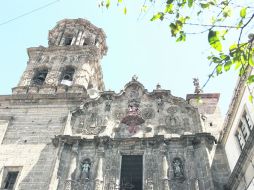 Fachada. La parte frontal de la iglesia muestra algunos daños; el excremento de las palomas ha dañado la piedra,advierte Ignacio Gómez.  /