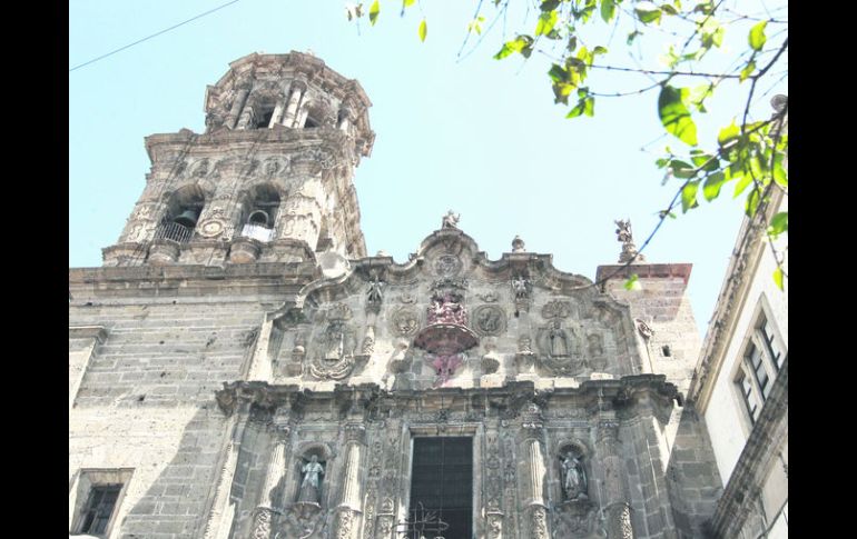 Fachada. La parte frontal de la iglesia muestra algunos daños; el excremento de las palomas ha dañado la piedra,advierte Ignacio Gómez.  /