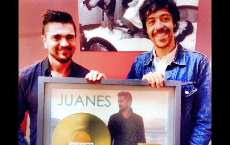 Juanes comparte una imagen de su disco de oro en su cuenta de Facebook. ESPECIAL /