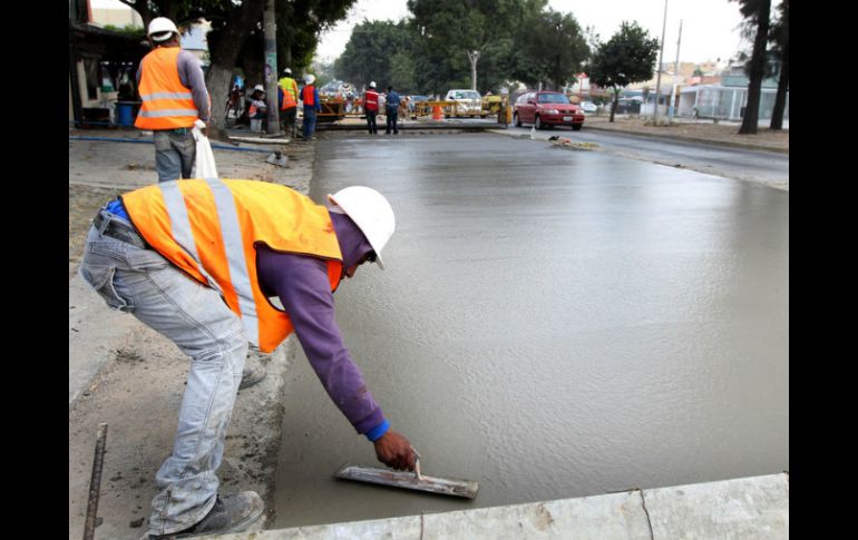 La propuesta del alcalde prevé sumar 179 MDP más al programa de pavimentacion, para alcanzar 363.5 MDP. ARCHIVO /