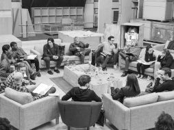 En la imagen, los actores junto con el director J.J. Abrams y los productores. ESPECIAL /