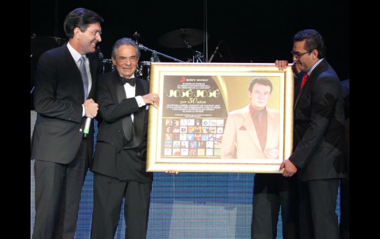 El cantante recibió un reconocimiento de Sony Music por sus 50 años de carrera artística. SUN /