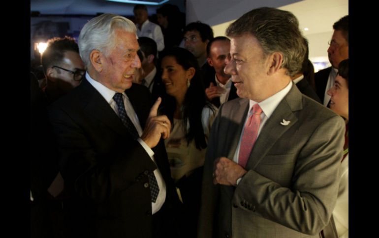 Vargas Llosa (i) conversa con Santos (d), presidente de Colombia. EFE /