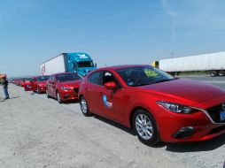 La caravana de Mazda, a punto de cruzar la frontera.​  /