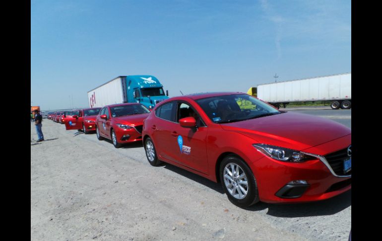 La caravana de Mazda, a punto de cruzar la frontera.​  /