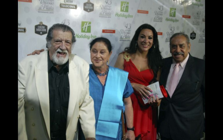 Famosos desfilaron por la alfombra roja de la entrega. NTX /