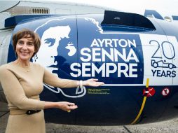 La hermana del desaparecido piloto, Vivian, posa con las turbinas en las que se lee 'Ayrton Senna Sempre'. AFP /