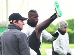 Con confianza. El técnico de la Juventus, Antonio Conte (izq) y el volante francés, Paul Pogba (der). AFP /