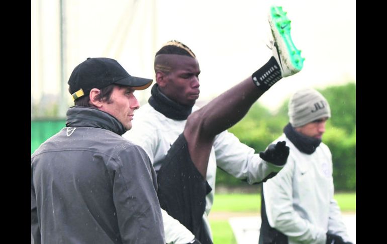 Con confianza. El técnico de la Juventus, Antonio Conte (izq) y el volante francés, Paul Pogba (der). AFP /