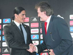 Francisco Palencia y Ricardo La Volpe durante la presentación del argentino como técnico del Guadalajara el pasado 2 de abril. MEXSPORT /