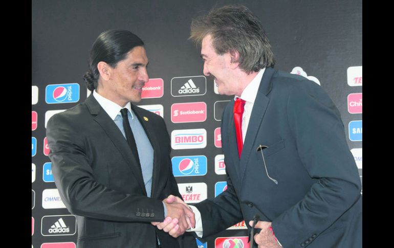 Francisco Palencia y Ricardo La Volpe durante la presentación del argentino como técnico del Guadalajara el pasado 2 de abril. MEXSPORT /