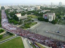 Entre la multitud se veían pancartas del ex mandatario Fidel Castro y del fallecido líder venezolano Hugo Chávez. Foto:@Larissacostas. ESPECIAL /