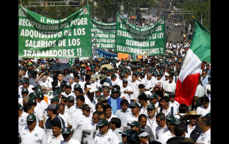 En el Paseo de la Reforma avanzan tres mil 800 manifestantes del SME y del Frente Popular Francisco Villa. SUN /