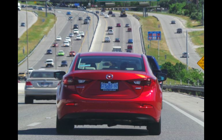 Un Mazda 3 en la ciudad de San Marcos, Texas, donde muchos paisanos hacen escala para ir de compras.  /