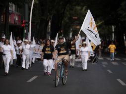 Los manifestantes se extienden por más de seis cuadras sobre la calle Hidalgo. El sindicato de la UdeG lidera la marcha.  /