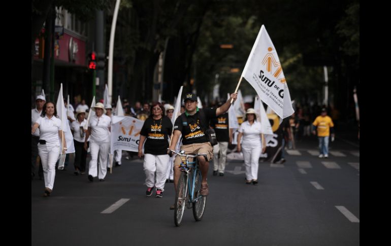 Los manifestantes se extienden por más de seis cuadras sobre la calle Hidalgo. El sindicato de la UdeG lidera la marcha.  /