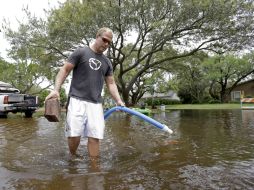 Un ciudadano camina entre las calles inundadas en Florida. AP /