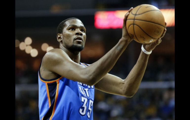 Durant se prepara para anotar durante el partido. AP /