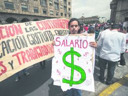 POR EL FUTURO. Miles de personas marcharon ayer para exigir mejores condiciones laborales.  /