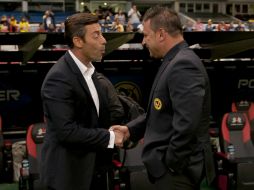 Pedro Caixinha (i) y Antonio Mohamed protagonizaron altercado en la ida de cuartos de final. ARCHIVO /