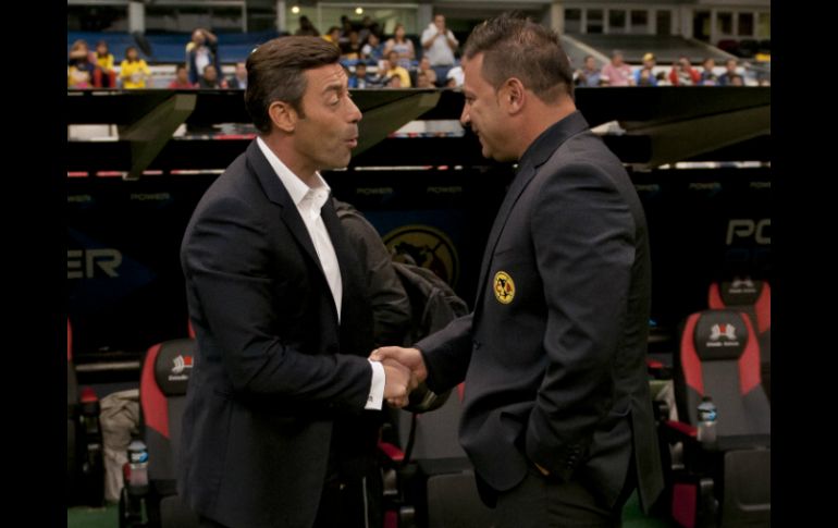 Pedro Caixinha (i) y Antonio Mohamed protagonizaron altercado en la ida de cuartos de final. ARCHIVO /