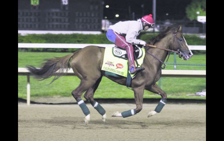 ''California Chrome'' ayer durante el entrenamiento con el jinete William Delgado en Churchill Downs. AP /