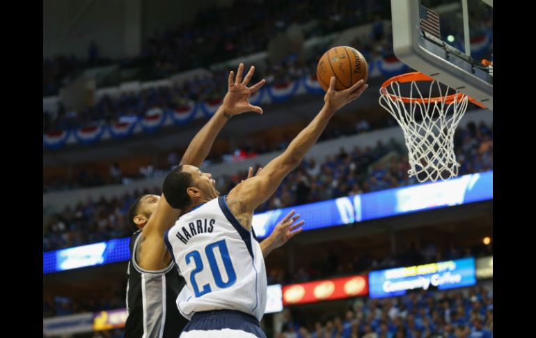 Los Mavericks lograron la victoria en casa y la serie se definirá  mañana en la cancha de los Spurs. AFP /