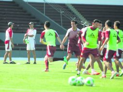 Caras sonrientes se vieron en los jugadores durante la práctica, mientras que el técnico Pako Ayestarán afinaba la táctica a seguir.  /