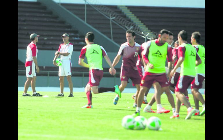 Caras sonrientes se vieron en los jugadores durante la práctica, mientras que el técnico Pako Ayestarán afinaba la táctica a seguir.  /