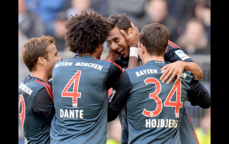 Claudio Pizarro (segunda, derecha) del Bayern celebra con su equipo el cuarto gol que les da el triunfo ante Hamburgo. EFE /