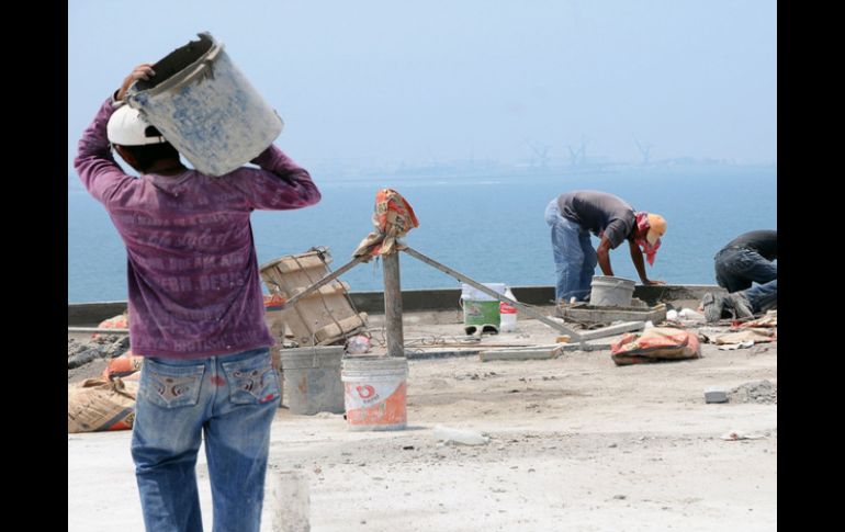 El oficio de la albañilería no permite a los trabajadores desarrollarse plenamente en el contexto laboral. ARCHIVO /