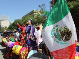 Hoy cientos de inmigrantes madrugaron para maquillarse y vestirse con los tradicionales trajes mexicanos. EFE /