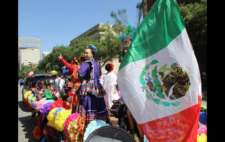 Hoy cientos de inmigrantes madrugaron para maquillarse y vestirse con los tradicionales trajes mexicanos. EFE /