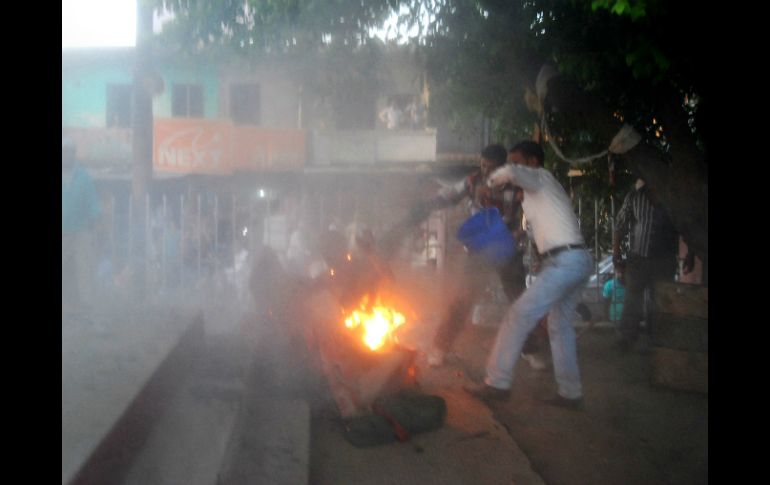 Una persona se bañó en petróleo, se encendió fuego y abrazó al político. AFP /