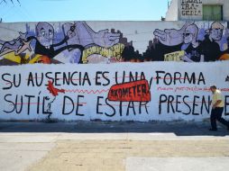 Una barda muestra tres intervenciones, las secuelas del desencuentro entre grafitteros y el colectivo Acción Poética.  /