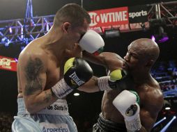 El triunfo de Mayweather no dejó contentos a los aficionados, que abuchearon al final de la pelea. AFP /