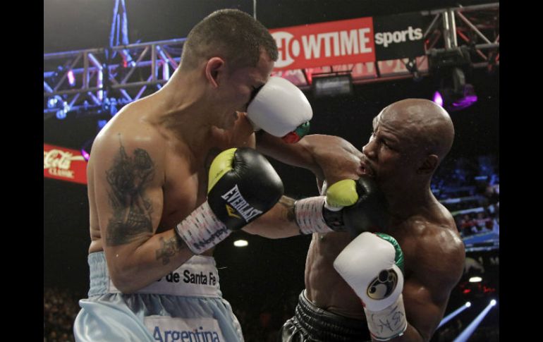 El triunfo de Mayweather no dejó contentos a los aficionados, que abuchearon al final de la pelea. AFP /