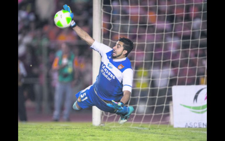 Carlos Velázquez falló en el primer gol del partido al atacar mal el disparo de Rosas, pero atajó el penal que significó el título. MEXSPORT /