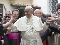 El Papa Francisco visita la iglesia de San Estanislao, donde Juan Pablo II rezó en más de 80 ocasiones. EFE /