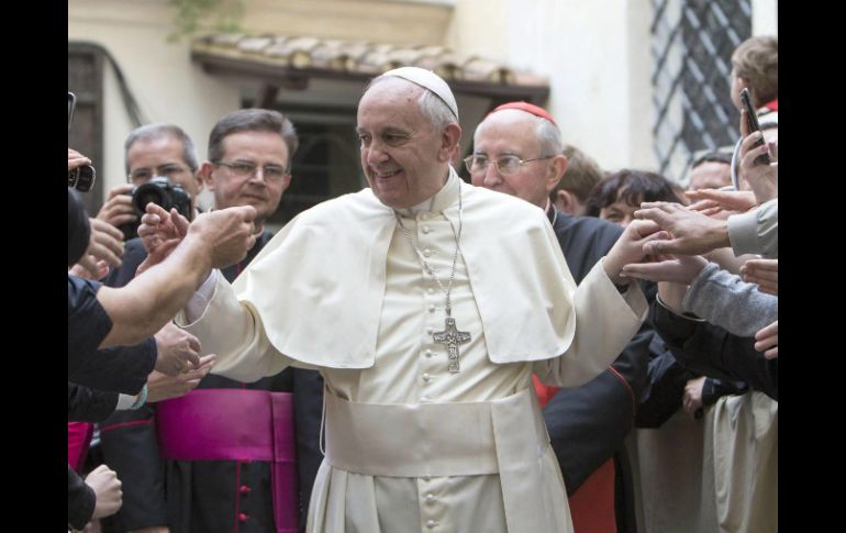 El Papa Francisco visita la iglesia de San Estanislao, donde Juan Pablo II rezó en más de 80 ocasiones. EFE /