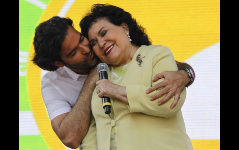 Carmen Salinas y Pablo Montero durante el homenaje en la plaza Santo Domingo de Coyoacán. SUN /