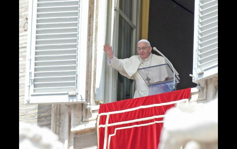 El Papa encabeza el rezo del Ángelus desde la Plaza de San Pedro. ARCHIVO /