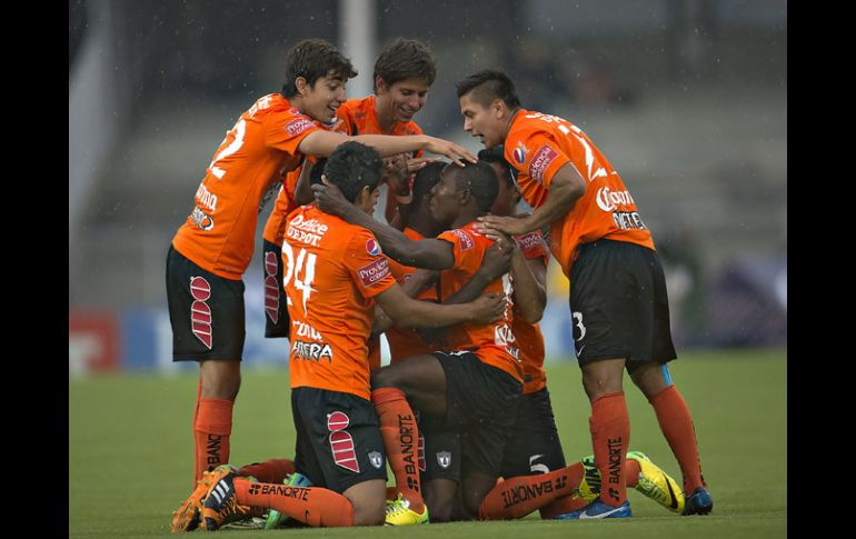 Los jugadores del Pachuca celebran uno de los cuatro goles en el partido. MEXSPORT /