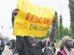 Un grupo de madres protestó frente a la Asamblea Nacional de Nigeria para exigir que intensifiquen las labores de rescate. EFE /