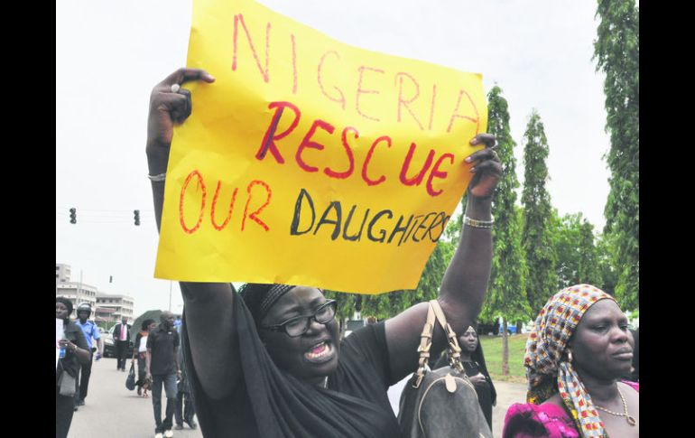 Un grupo de madres protestó frente a la Asamblea Nacional de Nigeria para exigir que intensifiquen las labores de rescate. EFE /