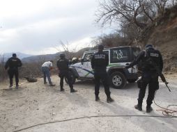 Autoridades y personal del IJCF tratan de sacar a la víctima de un barranco de unos 70 metros de profundidad.  /