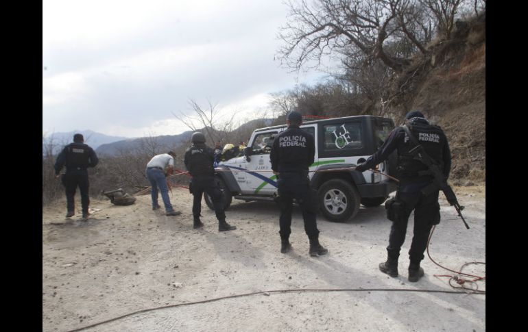 Autoridades y personal del IJCF tratan de sacar a la víctima de un barranco de unos 70 metros de profundidad.  /