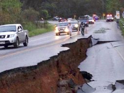 El temblor causa fuertes daños en carreteras y edificios. EFE /